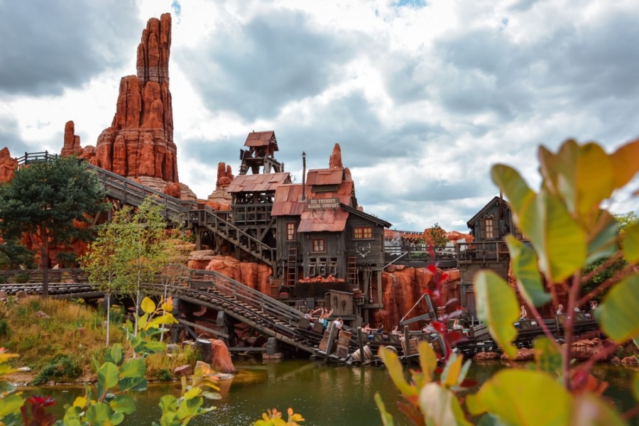 Quelles sont les attractions principales sur le plan de Disneyland Paris ?