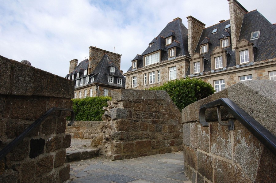 Quelles sont les caractéristiques des villes en Bretagne ?