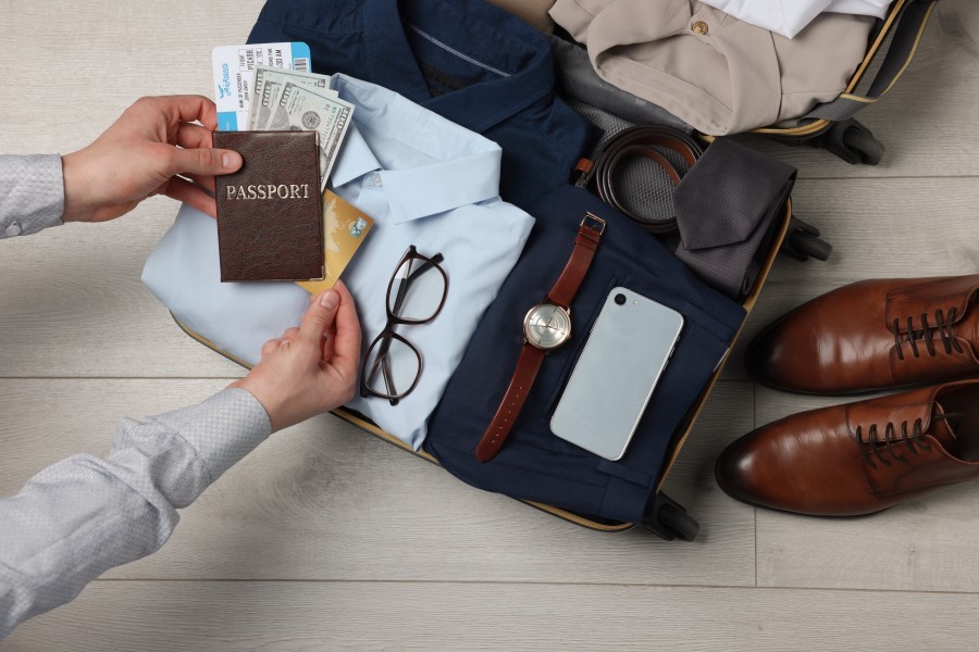 Quels sont les articles essentiels à mettre dans une valise pour un voyage ?