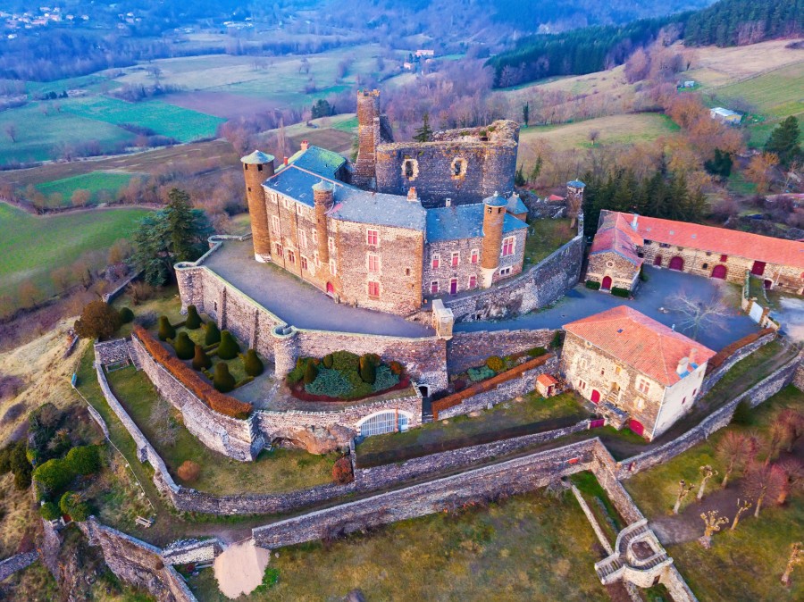 Les châteaux méconnus de la Haute-Loire : un patrimoine historique à découvrir