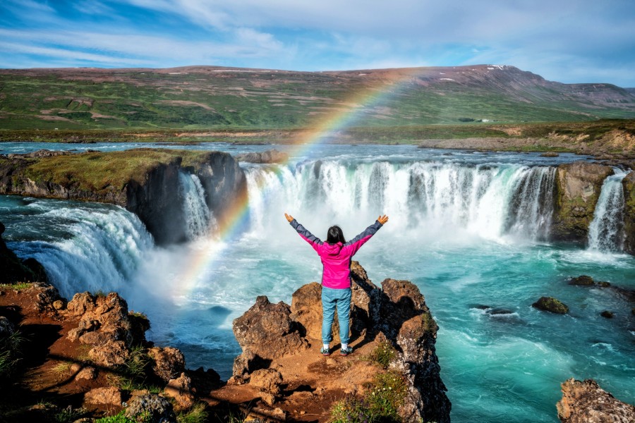 Quelles activités insolites peuvent être incluses dans un road trip en Islande ?