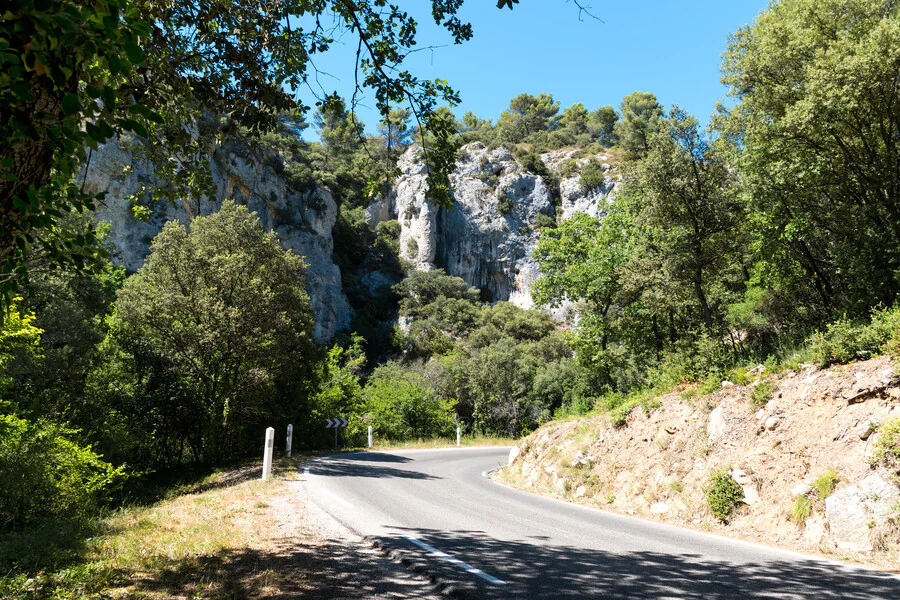 Quelles activités typiques peut-on faire dans un village provençal ?