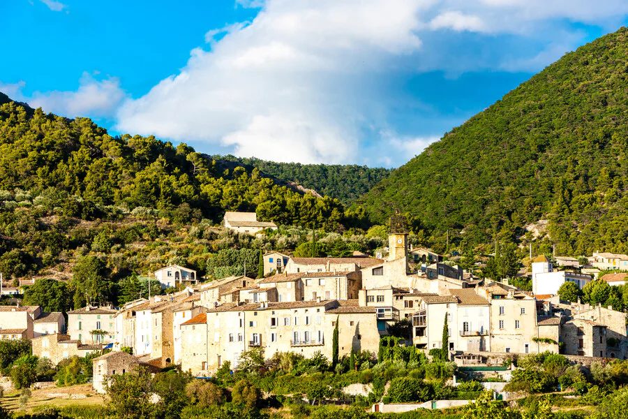 Pourquoi les villages provençaux captivent-ils tant les voyageurs ?